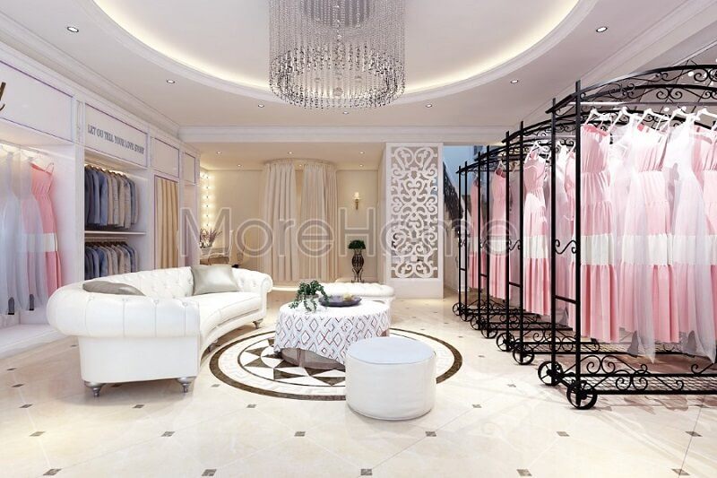 Sofa bọc da tân cổ điển màu trắng mang lại sự sang trọng và lộng lẫy cho showroom áo cưới, tạo nên điểm nhấn nổi bật.